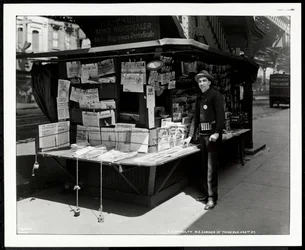 P.J. McNulty vak újságkereskedő a standjánál a 3. sugárút és a 42. utca északkeleti sarkán, New York, 1926 (ezüstzselatinos nyomat).